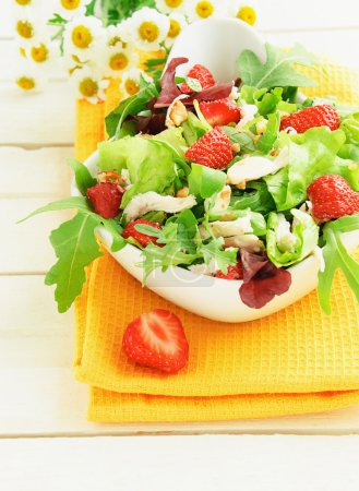 Green salad with strawberry and chicken