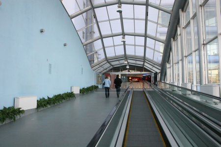 Glass way escalator