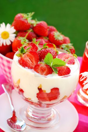 Strawberry dessert with cream