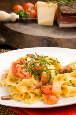Pasta with bacon and tomatoes