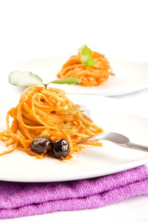 spaghetti with olives and tomatoesauce