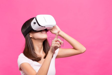 Woman experience through virtual reality device