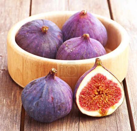 Fresh figs in bowl