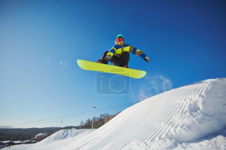 Sportsman snowboarding