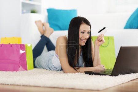Woman byuing online