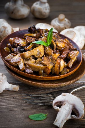 Raw and cooked champignons