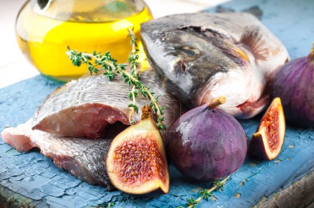 Dorado fish with lemon and figs