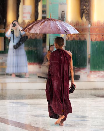 Monks pray at the foot of deities