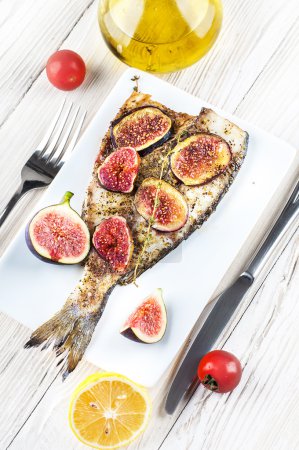 Dorado fish with lemon and figs