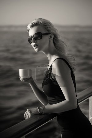 Black&white photo of bussineswoman with cup of coffee