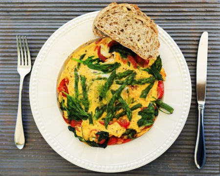 Omelette with asparagus and tomato