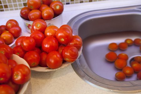 Wet tomatoes for pasteurization