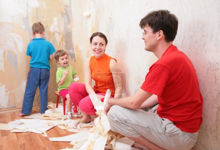 Family makes interruption in removal of old of wallpapers