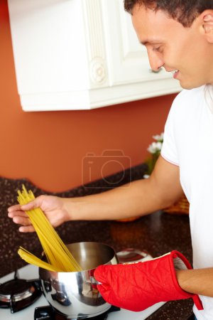Cooking macaroni