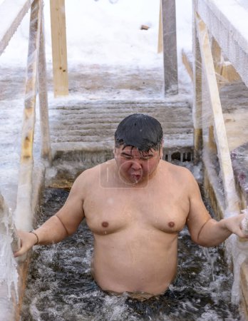 Bathing residents of St. Petersburg in the hole on the feast of 